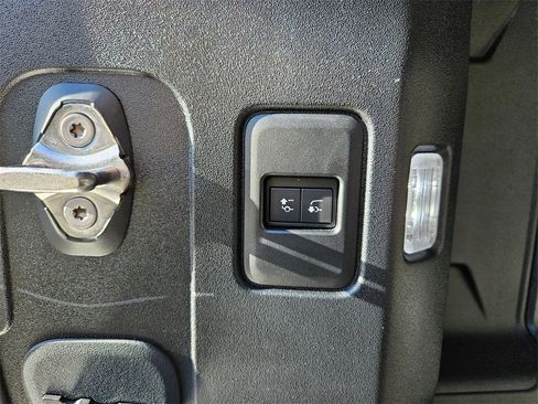 Used 2024 Land Rover Defender 110 SE image 24