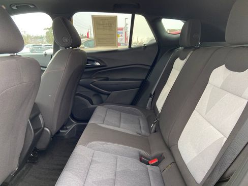 Used 2024 Chevrolet Trax RS w/ Sunroof Package image 17