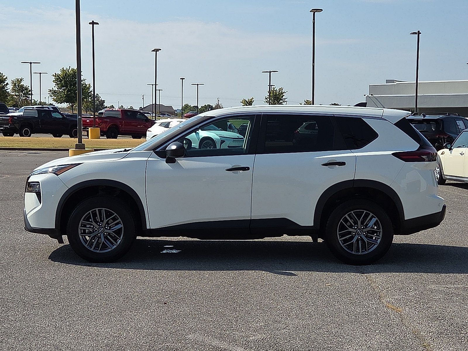 Used 2025 Nissan Rogue S AWD/4WD image 3
