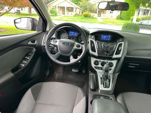 Used 2014 Ford Focus SE w/ SE Winter Package FWD image 9