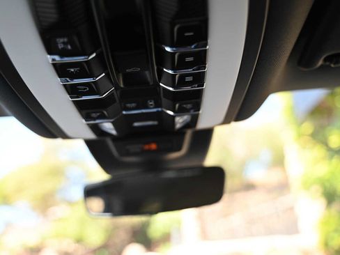 Used 2024 Porsche Macan AWD/4WD image 34