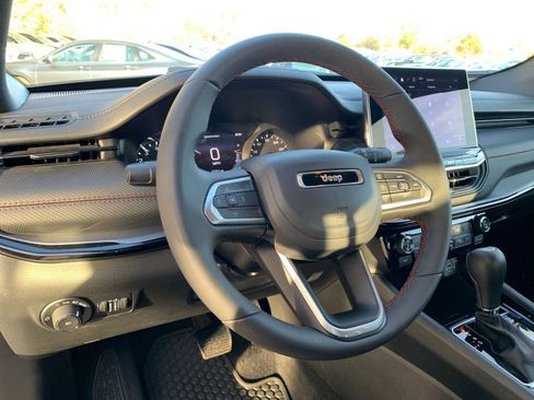 Used 2025 Jeep Compass Trailhawk image 33