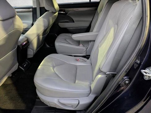 Used 2023 Toyota Highlander Platinum image 17