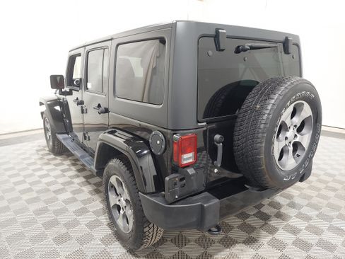 Used 2018 Jeep Wrangler Unlimited Sahara w/ Connectivity Group AWD/4WD image 2