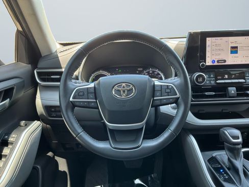 Used 2023 Toyota Highlander XLE FWD image 10