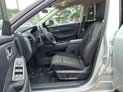 Used 2025 Nissan Rogue SV FWD image 11