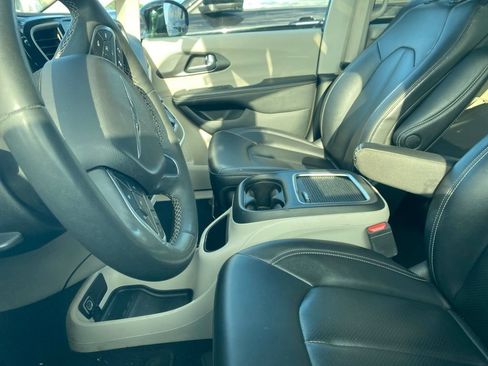 Used 2024 Chrysler Pacifica Touring-L FWD image 13