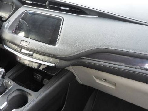 Used 2019 Cadillac XT4 Luxury w/ Cold Weather Package image 21