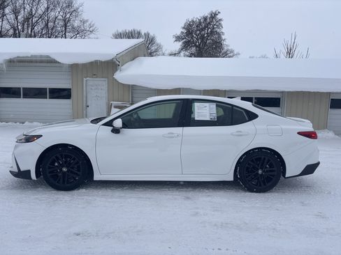 Used 2025 Toyota Camry SE image 7