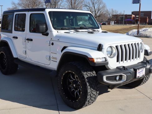 Used 2018 Jeep Wrangler Unlimited Sahara image 3