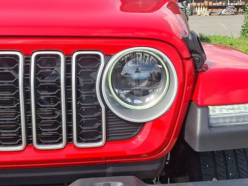 Certified 2025 Jeep Wrangler Unlimited Sahara AWD/4WD image 34