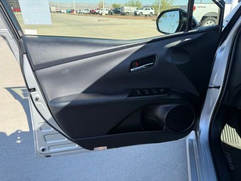 Used 2017 Toyota Prius Three Touring FWD image 11