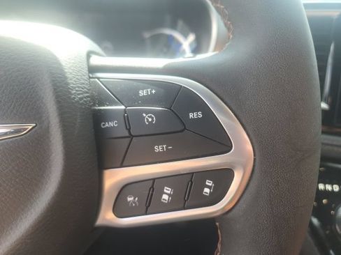 Used 2025 Chrysler Pacifica Pinnacle FWD image 34