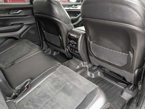 Used 2023 Jeep Grand Cherokee L Laredo image 16