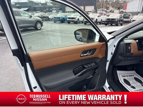 New 2026 Nissan Pathfinder Platinum image 10