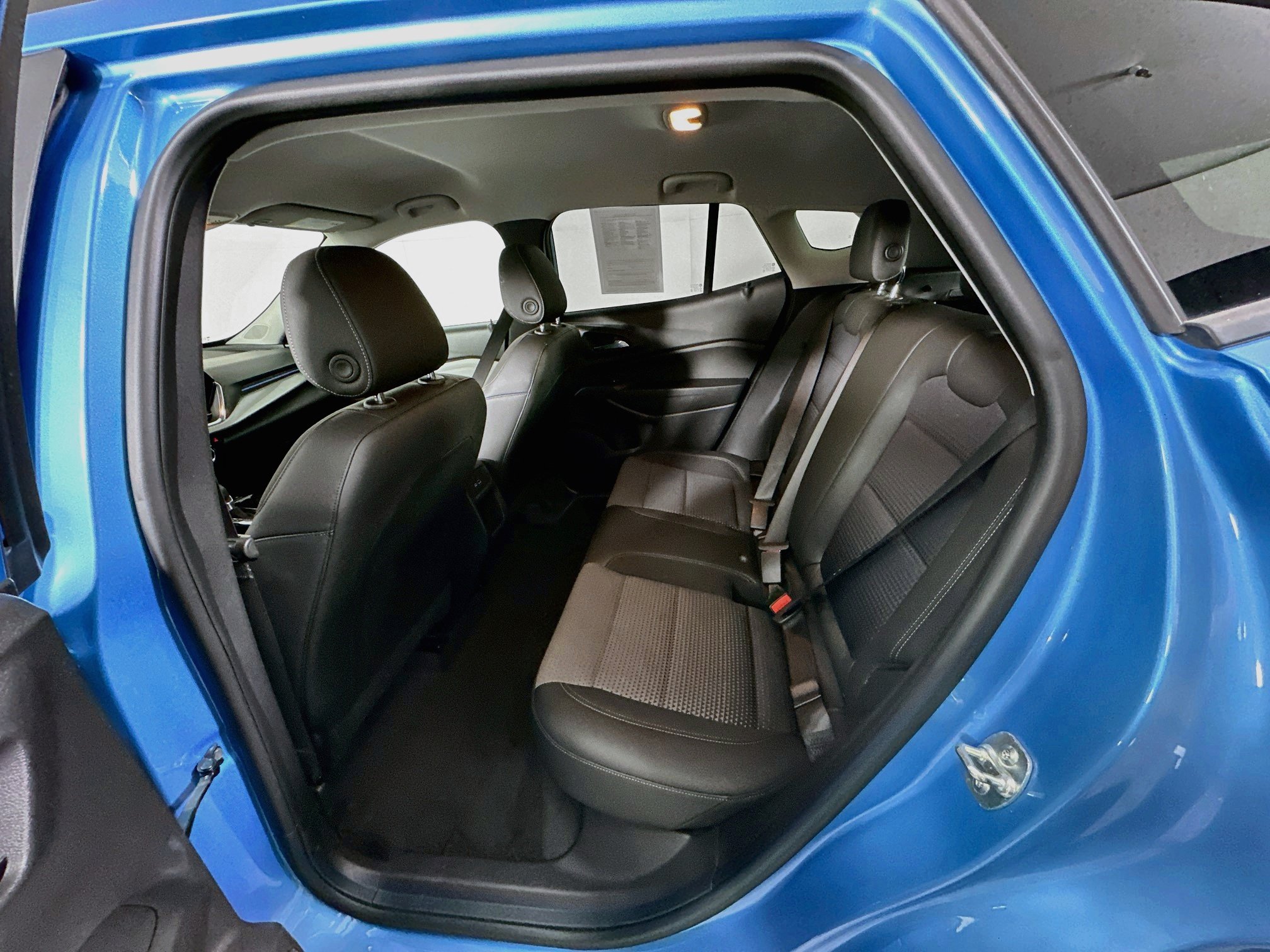 Used 2025 Chevrolet Trax LT FWD image 26