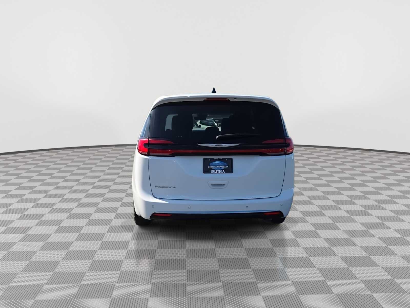 Used 2023 Chrysler Pacifica Touring-L FWD image 7