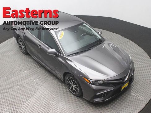 Used 2023 Toyota Camry SE FWD image 3