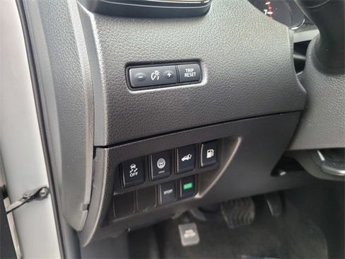 Used 2019 Nissan Rogue SV image 13