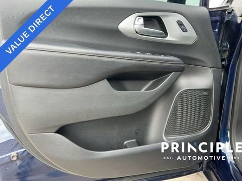 Used 2018 Chrysler Pacifica Limited image 24