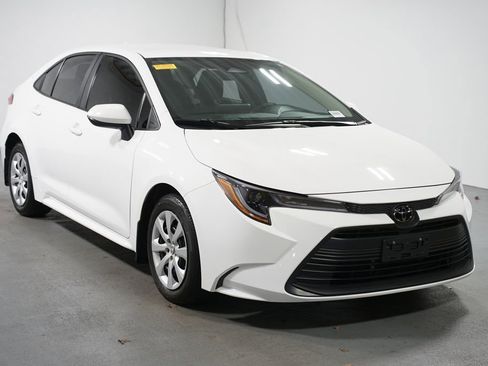 Certified 2025 Toyota Corolla LE image 3
