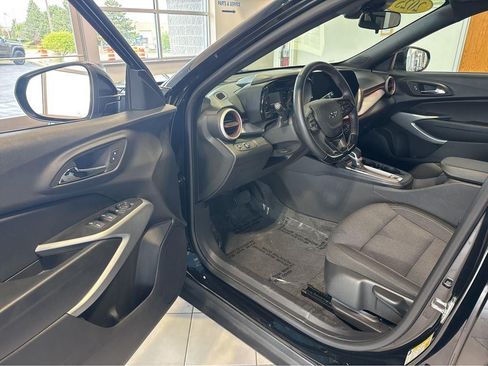 Used 2025 Chevrolet Trax RS FWD image 15
