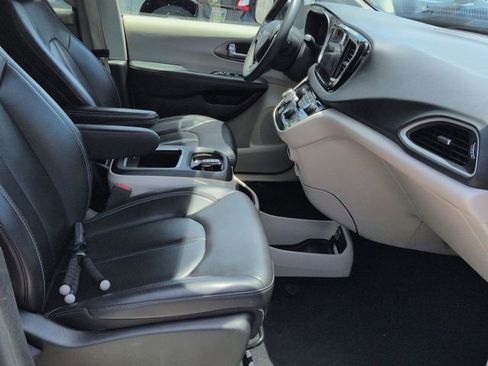 Used 2023 Chrysler Pacifica Touring-L FWD image 29