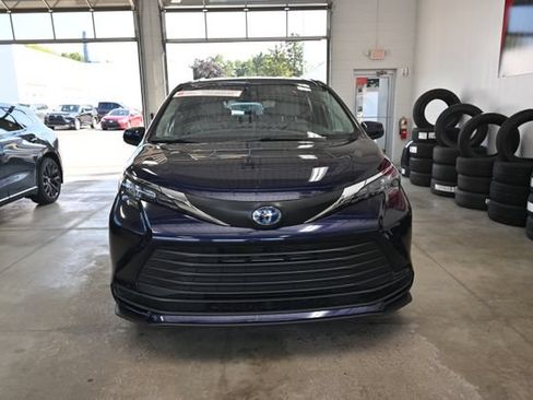 Certified 2025 Toyota Sienna LE AWD/4WD image 2