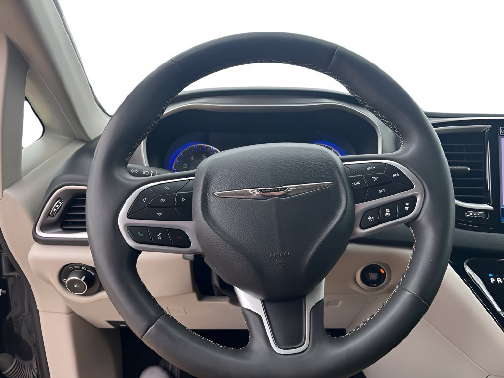Used 2023 Chrysler Pacifica Touring-L FWD image 17