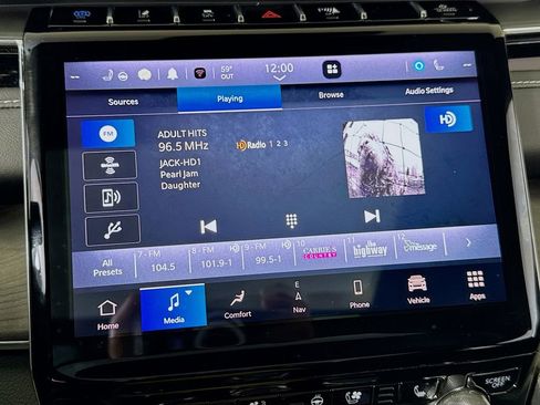 Used 2023 Jeep Grand Cherokee Overland w/ Advanced Protech Group III AWD/4WD image 36