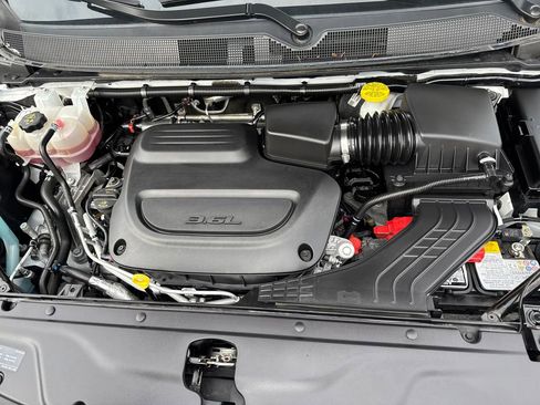 Used 2024 Chrysler Pacifica Touring-L image 21