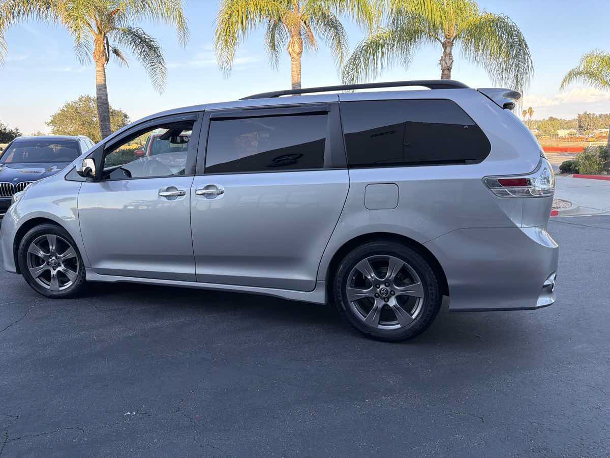 Used 2018 Toyota Sienna SE FWD image 8
