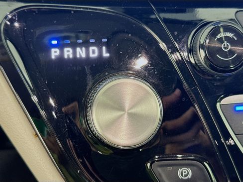 Used 2024 Chrysler Pacifica Touring-L FWD image 19