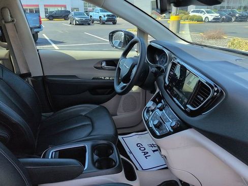 Used 2024 Chrysler Pacifica Touring-L image 10