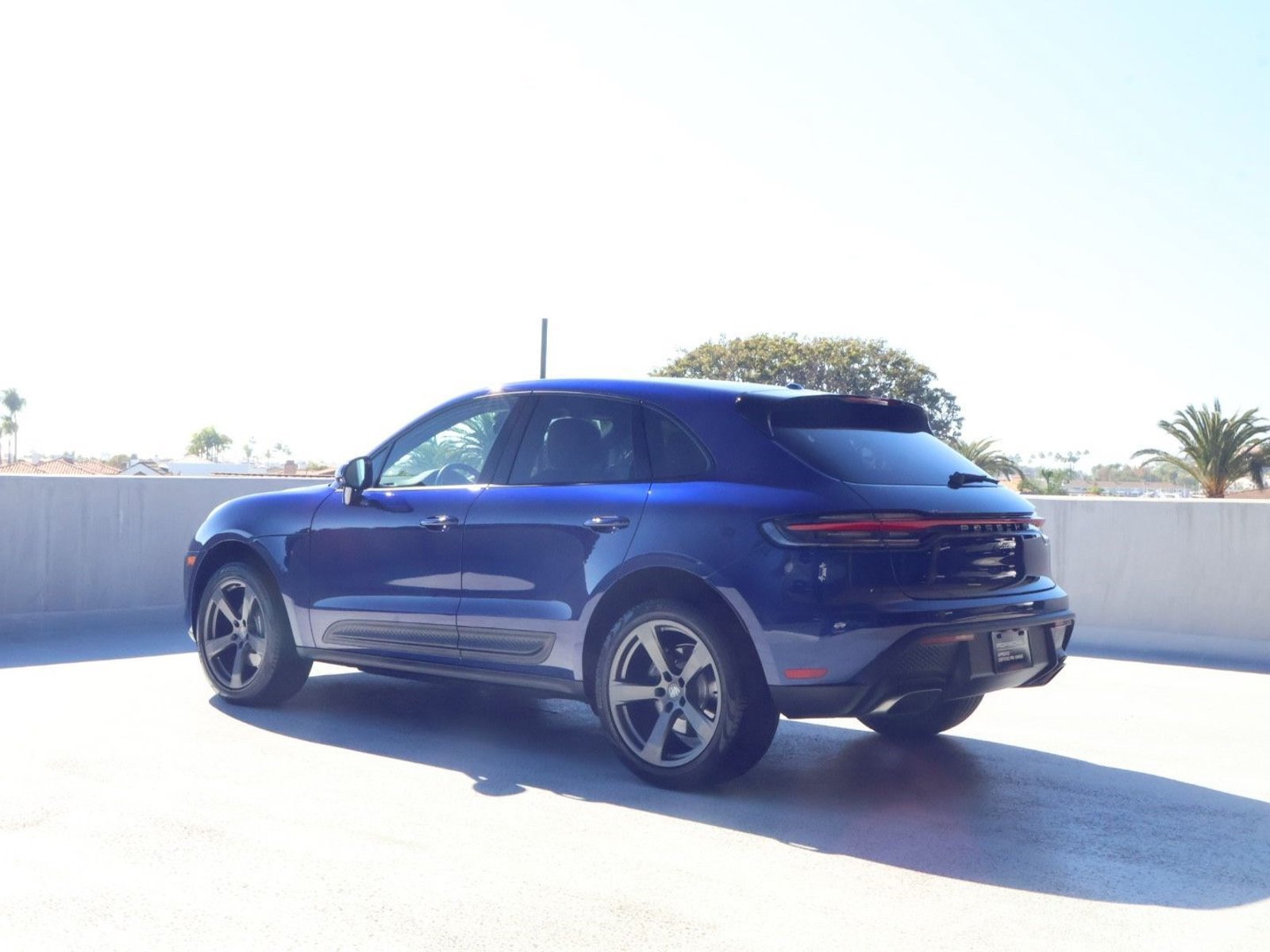Certified 2025 Porsche Macan AWD/4WD image 3
