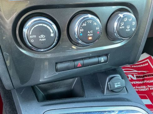 Used 2014 Dodge Challenger SXT image 27