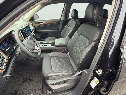 Used 2024 Volkswagen Atlas SE image 2