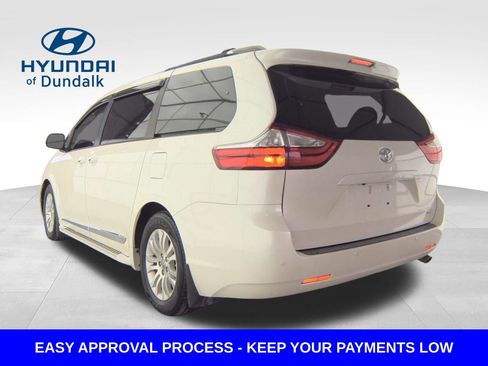 Used 2017 Toyota Sienna XLE Premium image 3