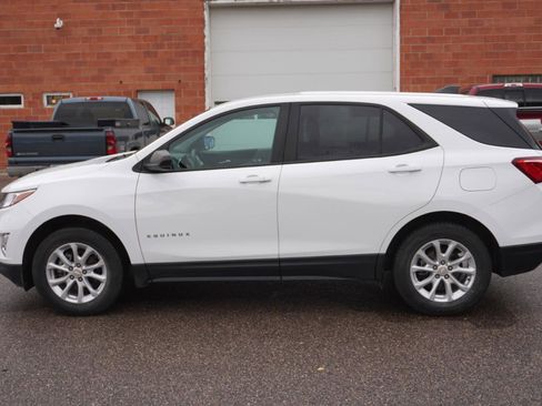 Used 2021 Chevrolet Equinox LS w/ LS Convenience Package AWD/4WD image 2