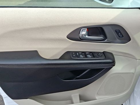 Certified 2022 Chrysler Pacifica Touring-L image 10