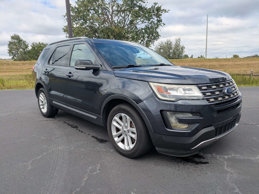 Used 2017 Ford Explorer XLT w/ Equipment Group 202A FWD image 2