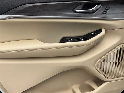 Used 2024 Jeep Grand Cherokee L Limited w/ Black Appearance Package image 37