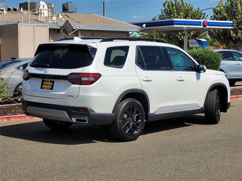 New 2025 Honda Pilot Touring image 5