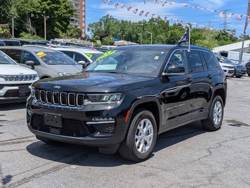 Used 2023 Jeep Grand Cherokee Limited w/ Luxury Tech Group II AWD/4WD image 2