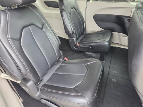 Used 2024 Chrysler Pacifica Touring-L FWD image 11