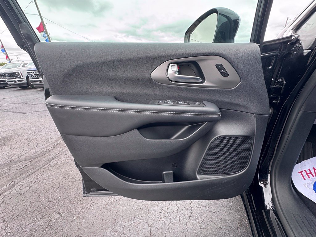 Used 2025 Chrysler Pacifica Select FWD image 21