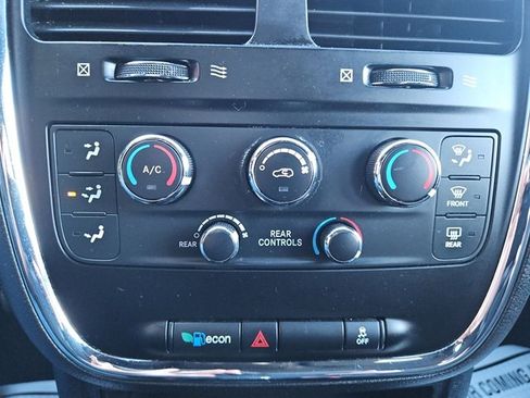 Used 2017 Dodge Grand Caravan SE image 32