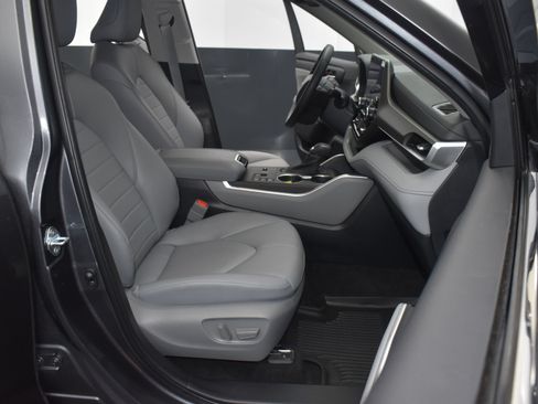 Used 2023 Toyota Highlander XLE FWD image 22