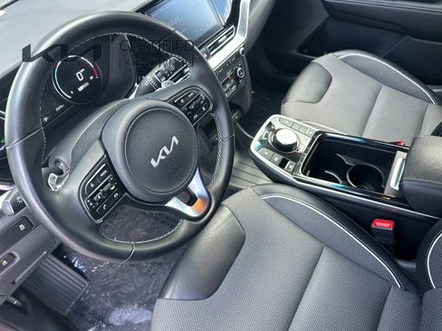 Certified 2022 Kia Niro EX FWD image 11
