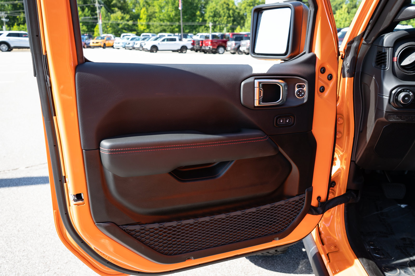 Used 2025 Jeep Wrangler Unlimited Rubicon AWD/4WD image 16